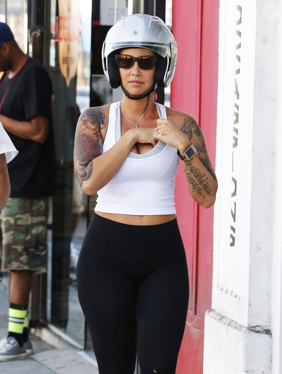Exclusif - Amber Rose va faire du shopping en moto avec un ami à West Hollywood, le 12 septembre 2014. 