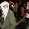 Wiz Khalifa en compagnie d'une charmante inconnue à la sortie d'une boîte de nuit de Los Angeles, vendredi 10 octobre 2014.