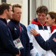  Kate Middleton discute plaisamment avec Ben Ainslie lors des JO de Londres le 6 août 2012 