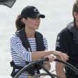  Kate Middleton, navigatrice chevronnée, a démontré ses talents de skipper le 11 avril 2014 à Auckland, en Nouvelle-Zélande, lors d'une course l'opposant à son mari le prince William. Elle soutient l'équipe britannique menée par Ben Ainslie pour la 35e Coupe de l'America. 