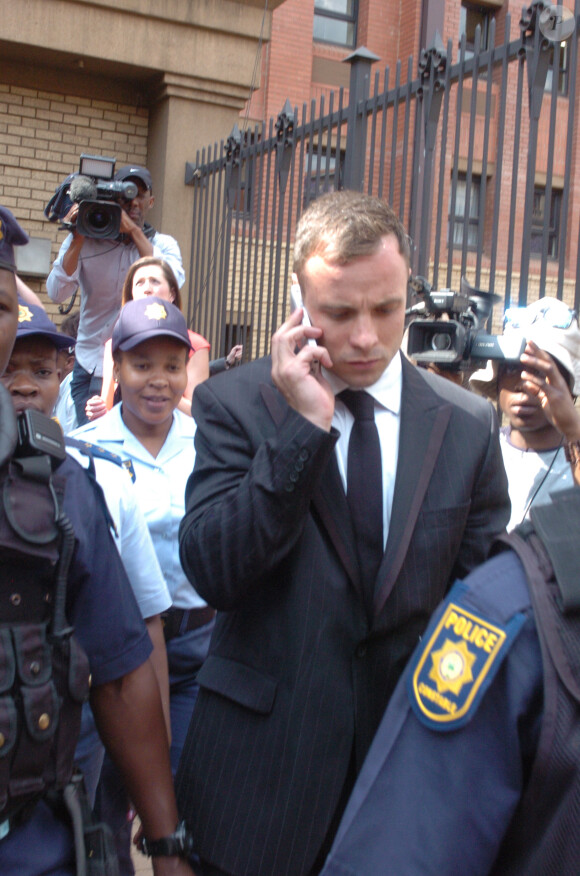 Oscar Pistorius à la sortie de la North Gauteng High Court de Pretoria le 13 octobre 2014, lors des auditions précédant le verdict de son procès pour la mort de Reeva Steenkamp