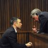 Oscar Pistorius et son avocat Brian Webber à la North Gauteng High Court de Pretoria le 13 octobre 2014, lors des auditions précédant le verdict de son procès pour la mort de Reeva Steenkamp