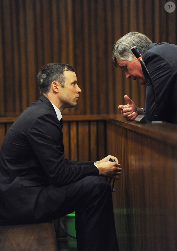 Oscar Pistorius et son avocat Brian Webber à la North Gauteng High Court de Pretoria le 13 octobre 2014, lors des auditions précédant le verdict de son procès pour la mort de Reeva Steenkamp