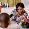 Michelle Obama partage un repas avec des enfants, après avoir récolté des fruits et des légumes dans le jardin de la Maison Blanche, le 14 octobre 2014 à Washington.