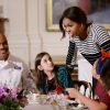 Michelle Obama partage un repas avec des enfants, après avoir récolté des fruits et des légumes dans le jardin de la Maison Blanche, le 14 octobre 2014 à Washington.