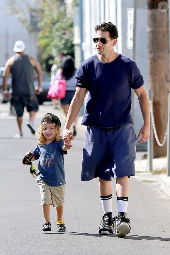 Jon Bernthal et son fils à Venice, Los Angeles, le 18 juillet 2014