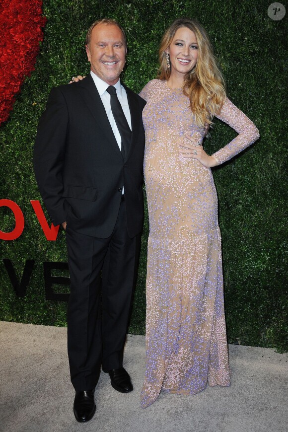 Blake Lively, sublime et enceinte, accompagnée de Michael Kors lors d'un dîner de charité à New York le 16 octobre 2014