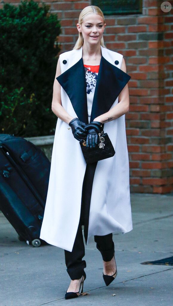 Jaime King à New York, le 14 octobre 2014 mise sur un look graphique. Une longue veste sans manche, un mini-sac Dior, des accessoires à tomber, la star américaine est splendide.
