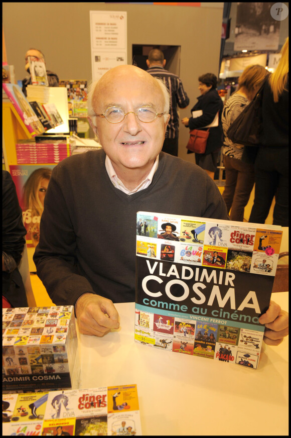 Vladimir Cosma présentant un de ses ouvrages au Salon du Livre 2010. Le compositeur donnera deux concerts exceptionnels au Grand Rex les 23 et 24 octobre 2014.