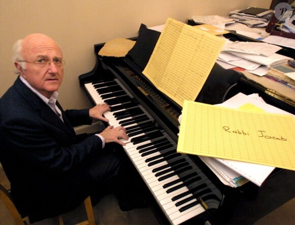 Vladimir Cosma au piano en décembre 2002 à Paris. Le compositeur donnera deux concerts exceptionnels au Grand Rex les 23 et 24 octobre 2014.
