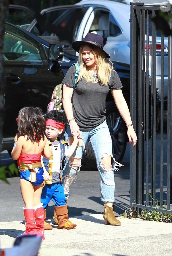 Hilary Duff et son mari Mike Comrie emmènent leur fils Luca à une fête d'Halloween à Los Angeles, le 18 octobre 2014.