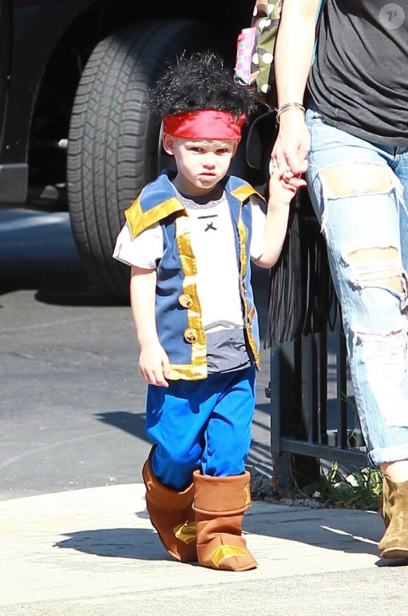 Hilary Duff et son mari Mike Comrie emmènent leur fils Luca à une fête d'Halloween à Los Angeles, le 18 octobre 2014.