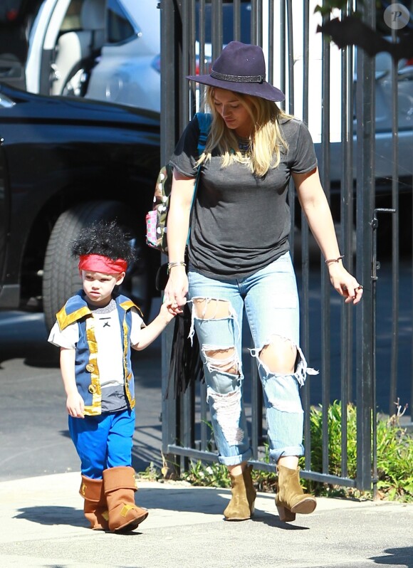 Hilary Duff et son mari Mike Comrie emmènent leur fils Luca à une fête d'Halloween à Los Angeles, le 18 octobre 2014.