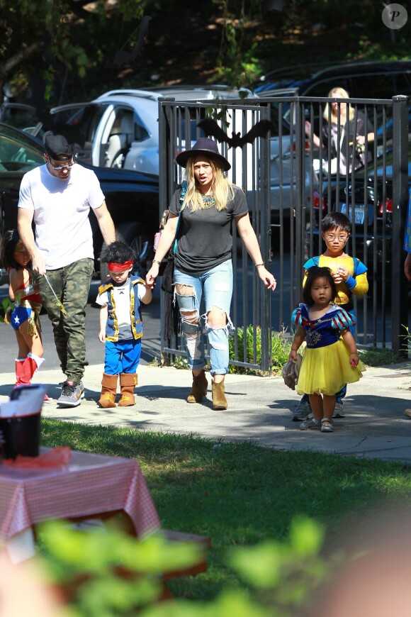 Hilary Duff et son mari Mike Comrie emmènent leur fils Luca à une fête d'Halloween à Los Angeles, le 18 octobre 2014.