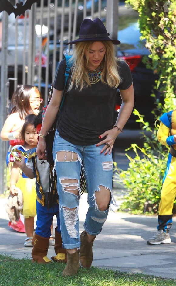 Hilary Duff et son mari Mike Comrie emmènent leur fils Luca à une fête d'Halloween à Los Angeles, le 18 octobre 2014.