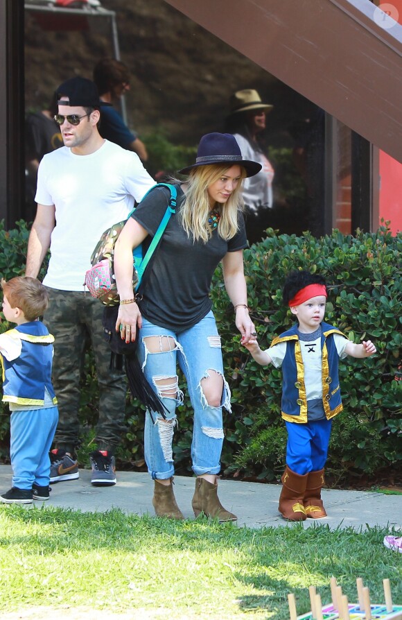 Hilary Duff et son mari Mike Comrie emmènent leur fils Luca à une fête d'Halloween à Los Angeles, le 18 octobre 2014.
