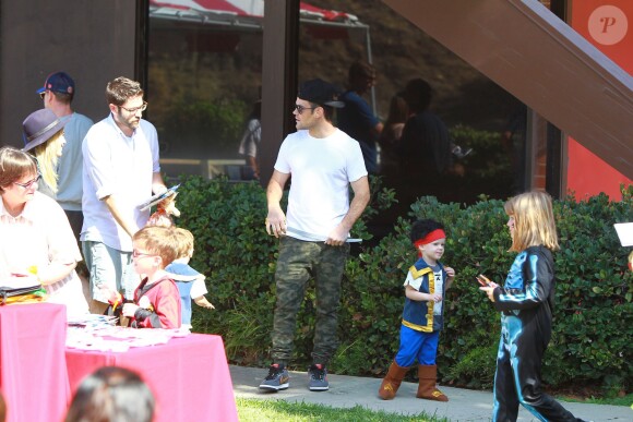 Hilary Duff et son mari Mike Comrie emmènent leur fils Luca à une fête d'Halloween à Los Angeles, le 18 octobre 2014.