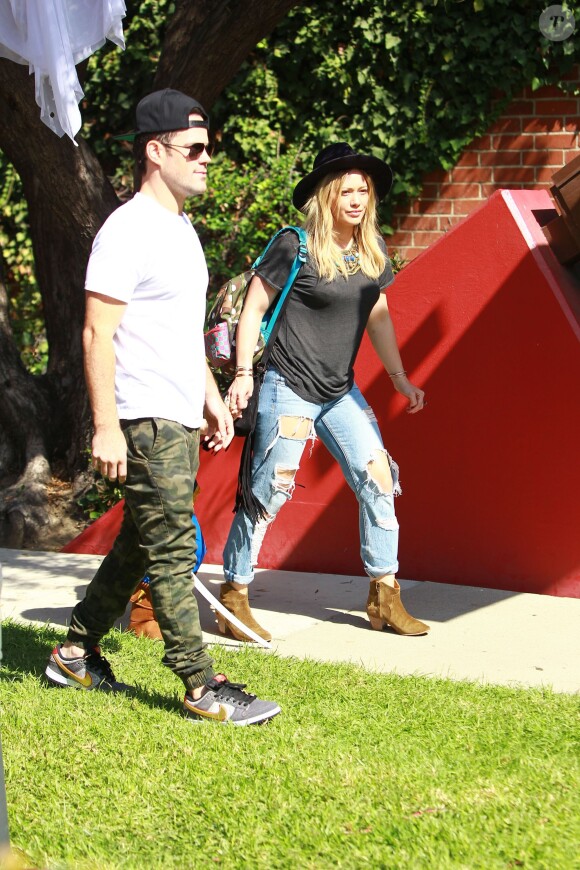 Hilary Duff et Mike Comrie emmènent leur fils Luca à une fête d'Halloween à Los Angeles, le 18 octobre 2014.