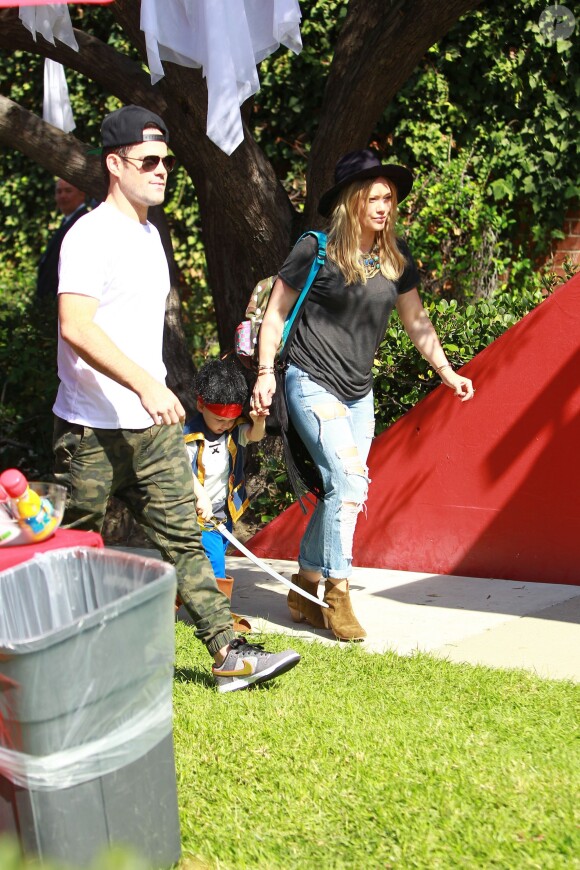 Hilary Duff et son mari Mike Comrie emmènent leur fils Luca à une fête d'Halloween à Los Angeles, le 18 octobre 2014.