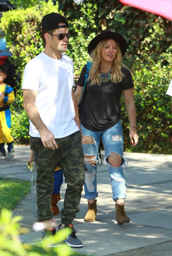 La chanteuse Hilary Duff et son mari Mike Comrie emmènent leur fils Luca à une fête d'Halloween à Los Angeles, le 18 octobre 2014.