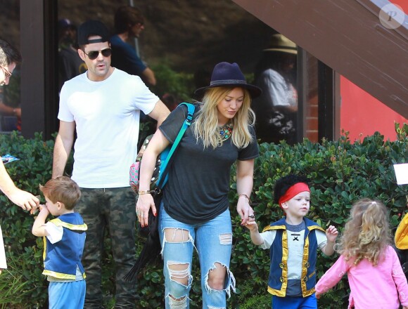 Hilary Duff et son mari Mike Comrie emmènent leur adorable fils Luca à une fête d'Halloween à Los Angeles, le 18 octobre 2014.
