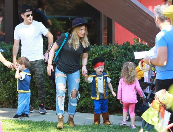 Hilary Duff et son époux Mike Comrie emmènent leur fils Luca à une fête d'Halloween à Los Angeles, le 18 octobre 2014.