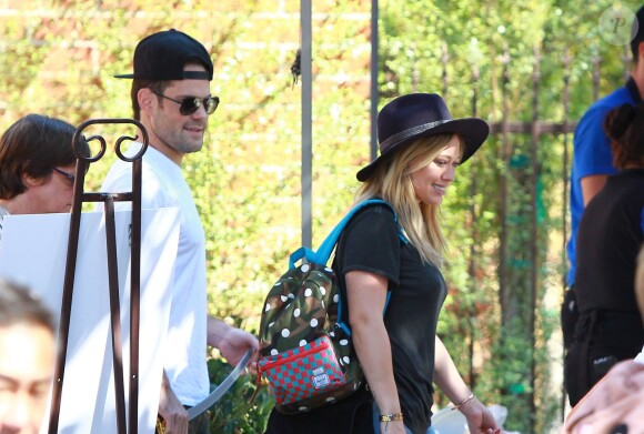 Hilary Duff et son mari Mike Comrie emmènent leur fils Luca à une fête d'Halloween à Los Angeles, le 18 octobre 2014.