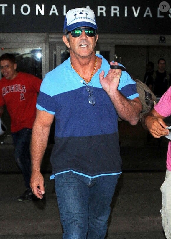 Semi-Exclusive - Mel Gibson arrive à l'aéroport de LAX à Los Angeles, le 3 septembre 2014