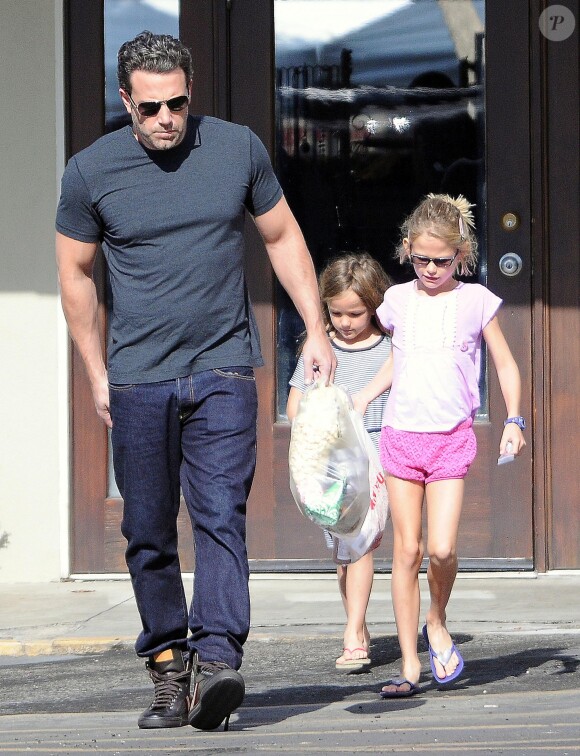 Exclusif - Ben Affleck avec ses filles Violet et Seraphina à Brentwood, le 19 octobre 2014.