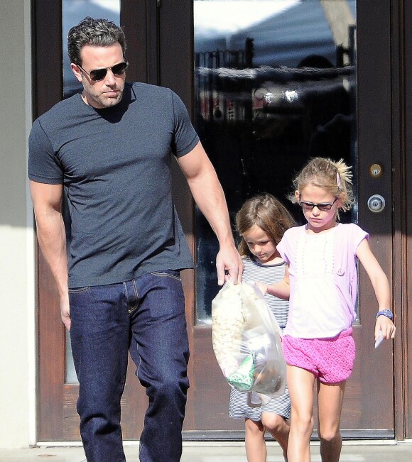 Exclusif - Ben Affleck fait du shopping avec ses filles Violet et Seraphina à Brentwood, le 19 octobre 2014.