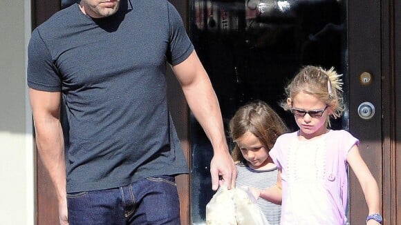 Ben Affleck, papa-poule musclé en séance shopping avec ses adorables filles