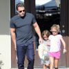 Exclusif - Ben Affleck fait du shopping avec ses filles Violet et Seraphina à Brentwood, le 19 octobre 2014.