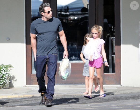 Exclusif - Ben Affleck, très musclé, avec ses filles Violet et Seraphina à Brentwood, le 19 octobre 2014.