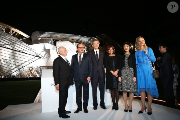 Frank Gehry (architecte qui a imaginé la Fondation Louis Vuitton), François Hollande et Bernard Arnault, Anne Hidalgo, Fleur Pellerin, Hélène Arnault et Antoine Arnault - Inauguration de la Fondation Louis Vuitton à Paris le 20 octobre 2014