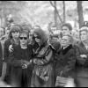 Madeleine Morgenstern, Laura Truffaut, Catherine Deneuve parmi la foule venue à l'enterrement de François Truffaut le 28 octobre 1984 au cimetière de Montmartre à Paris