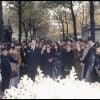 Madeleine Morgenstern, Laura Truffaut, Catherine Deneuve parmi la foule venue à l'enterrement de François Truffaut le 28 octobre 1984 au cimetière de Montmartre à Paris