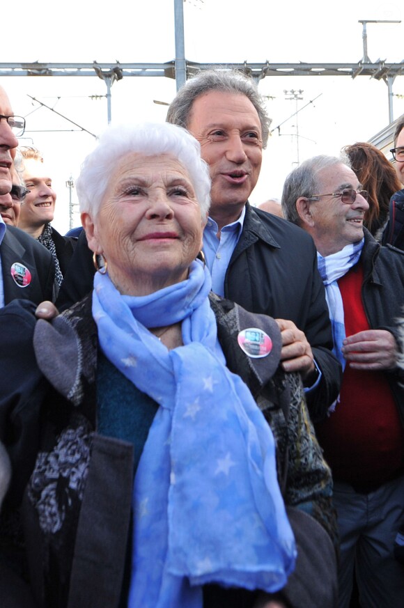 Michel Drucker est accueilli par sa nounou Bernadette à son arrivée - Michel Drucker célèbre ses 50 ans de télévision entouré de ses amis à l'occasion du passage du 'Train De La Télé' en gare de Caen, sa région natale, le 21 octobre 2014.