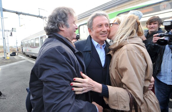 Daniel Russo et Chantal Ladesou accueillent Michel Drucker à son arrivée - Michel Drucker célèbre ses 50 ans de télévision entouré de ses amis à l'occasion du passage du 'Train De La Télé' en gare de Caen, sa région natale, le 21 octobre 2014.