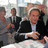 Michel Drucker rencontre son public lors de la dédicace de son livre - Michel Drucker célèbre ses 50 ans de télévision entouré de ses amis à l'occasion du passage du 'Train De La Télé' en gare de Caen, sa région natale, le 21 octobre 2014.