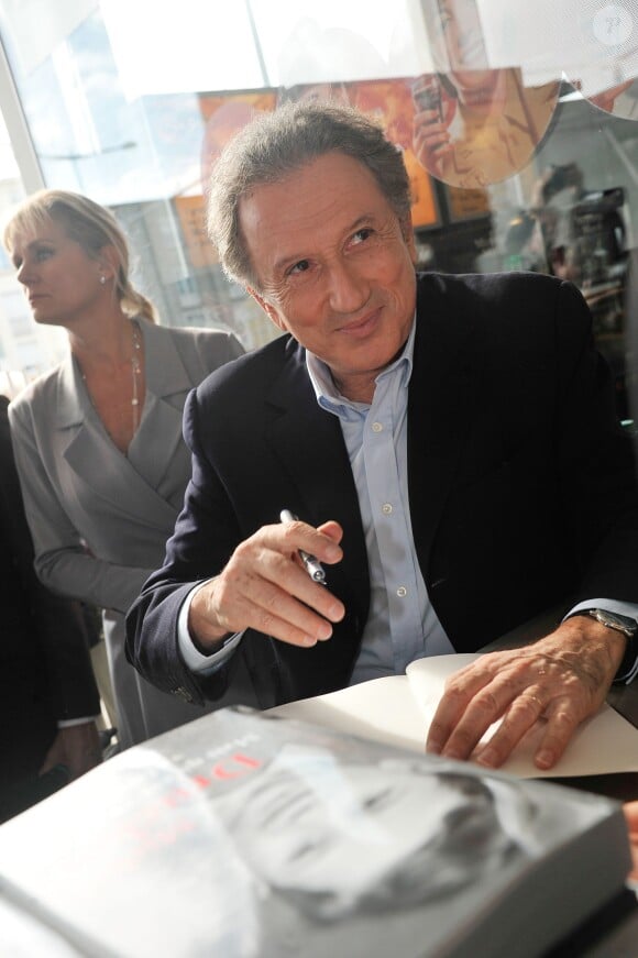 Michel Drucker rencontre son public lors de la dédicace de son livre - Michel Drucker célèbre ses 50 ans de télévision entouré de ses amis à l'occasion du passage du 'Train De La Télé' en gare de Caen, sa région natale, le 21 octobre 2014.