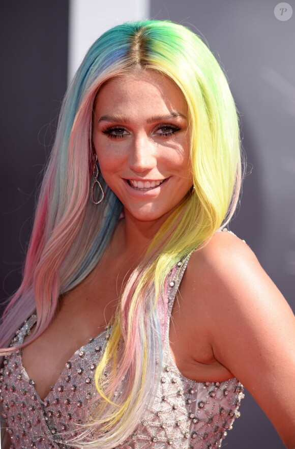 Kesha sur le tapis rouge de la cérémonie des MTV Video Music Awards à Inglewood. Le 24 août 2014.