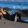 Abby Cubey en plein shooting pour 138 Water sur une plage de Malibu. Le 21 octobre 2014.
