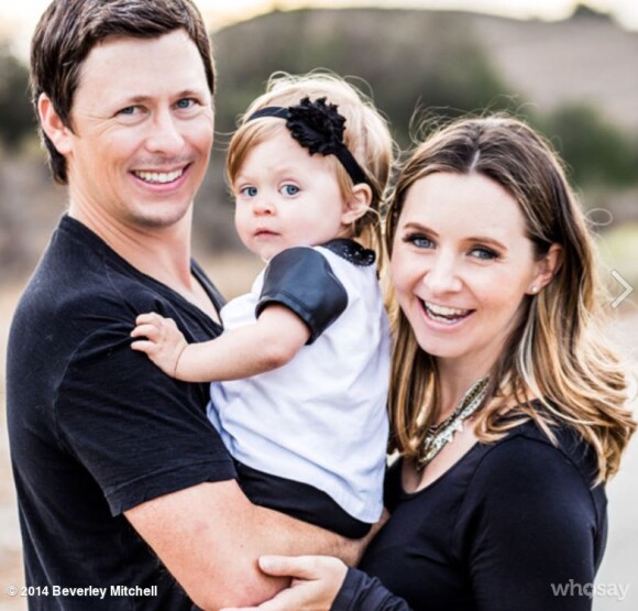 Beverley Mitchell pose avec son mari et leur fille Kenzie, le 22 octobre 2014.