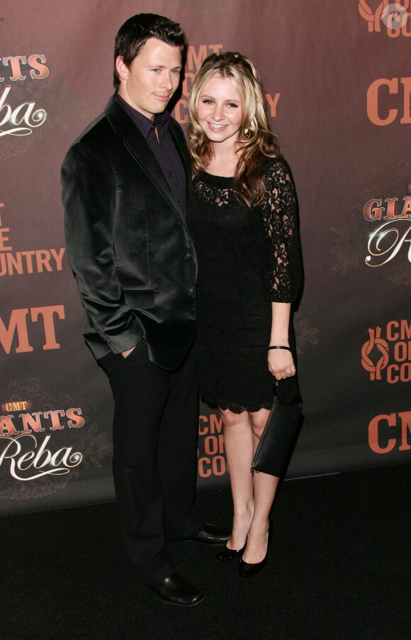 Beverley Mitchell et son mari Michael Cameron à Los Angeles, le 26 octobre 2013.