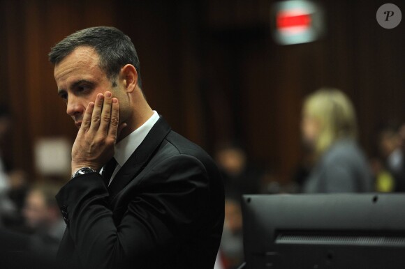 Oscar Pistorius sur le banc des accusés du tribunal de Pretoria, le 6 mars 2014