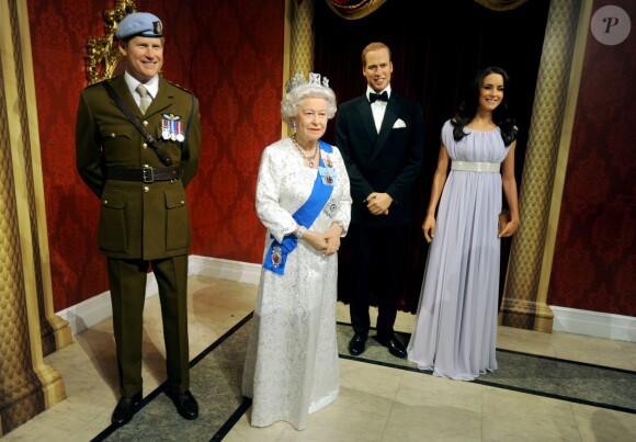 Les statues de cire de Kate Middleton et du prince William, représentés tels qu'à la soirée organisée par les Baftas en juillet 2011, au Musée Madame Tussauds de New York ont reçu les renforts de celles de la reine Elizabeth II et du prince Harry, dévoilées le 23 octobre 2014.