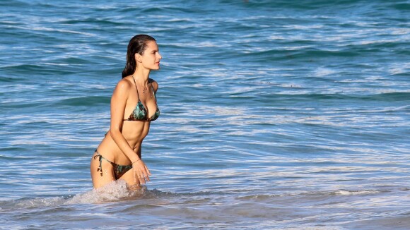 Alessandra Ambrosio : Sirène splendide sur plage déserte