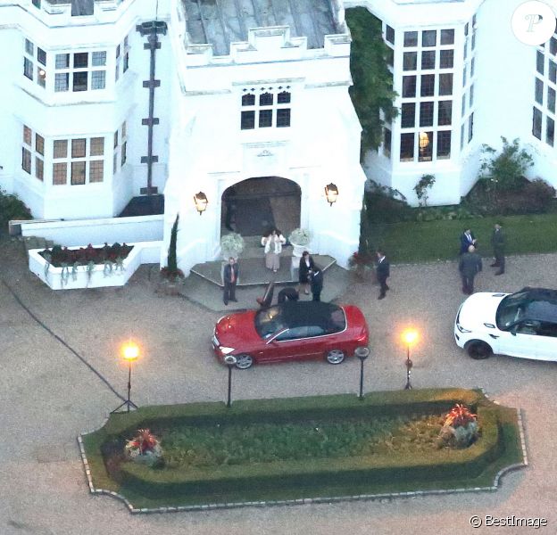 Vues aériennes de l'arrivée de George Clooney et sa femme Amal Alamuddin à l'hôtel Danesfield pour leur fête de mariage à Marlow. Le 25 octobre 2014