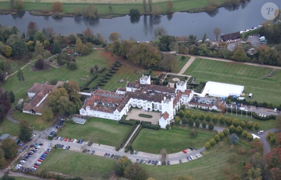 Vues aériennes de l'arrivée de George Clooney et sa femme Amal Alamuddin à l'hôtel Danesfield pour leur fête de mariage à Marlow. Le 25 octobre 2014
