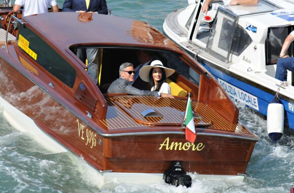 George Clooney et sa femme Amal Alamuddin quittent Venise, le 29 septembre 2014 après leur mariage.